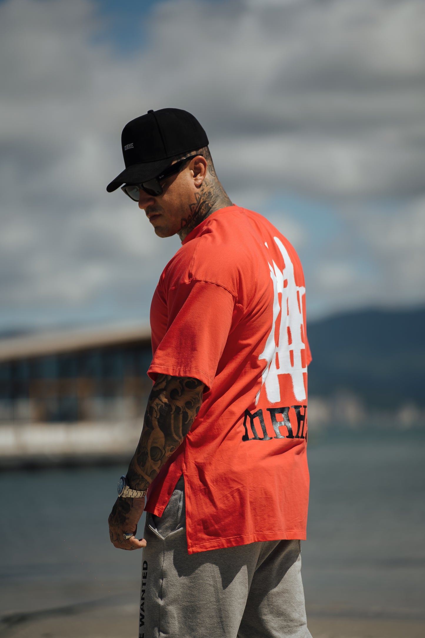 camiseta mahe oversize red spray paint
