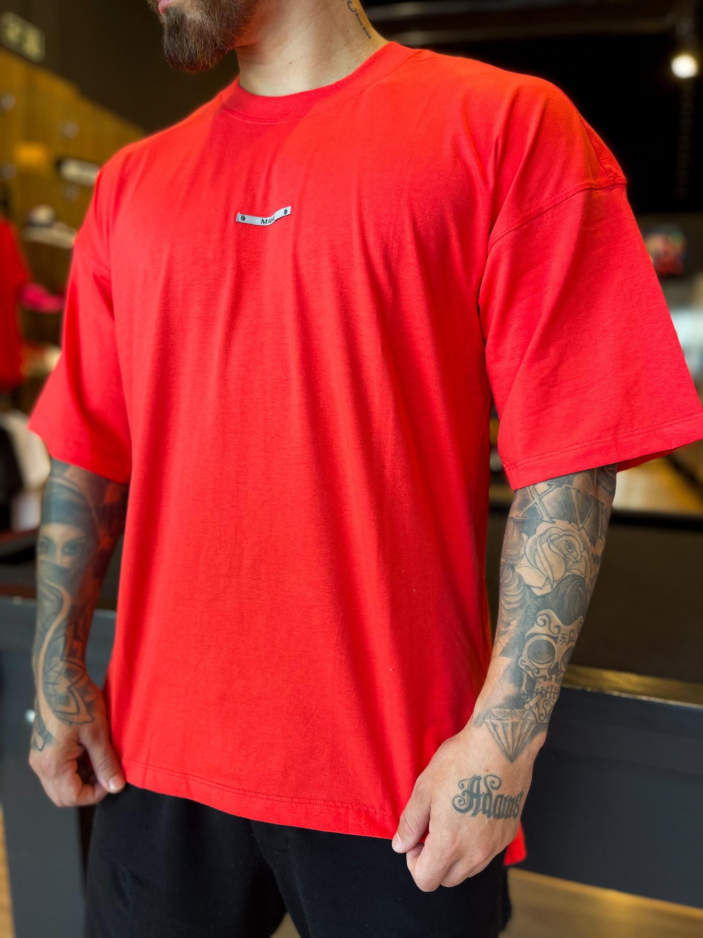 camiseta mahe oversize red spray paint