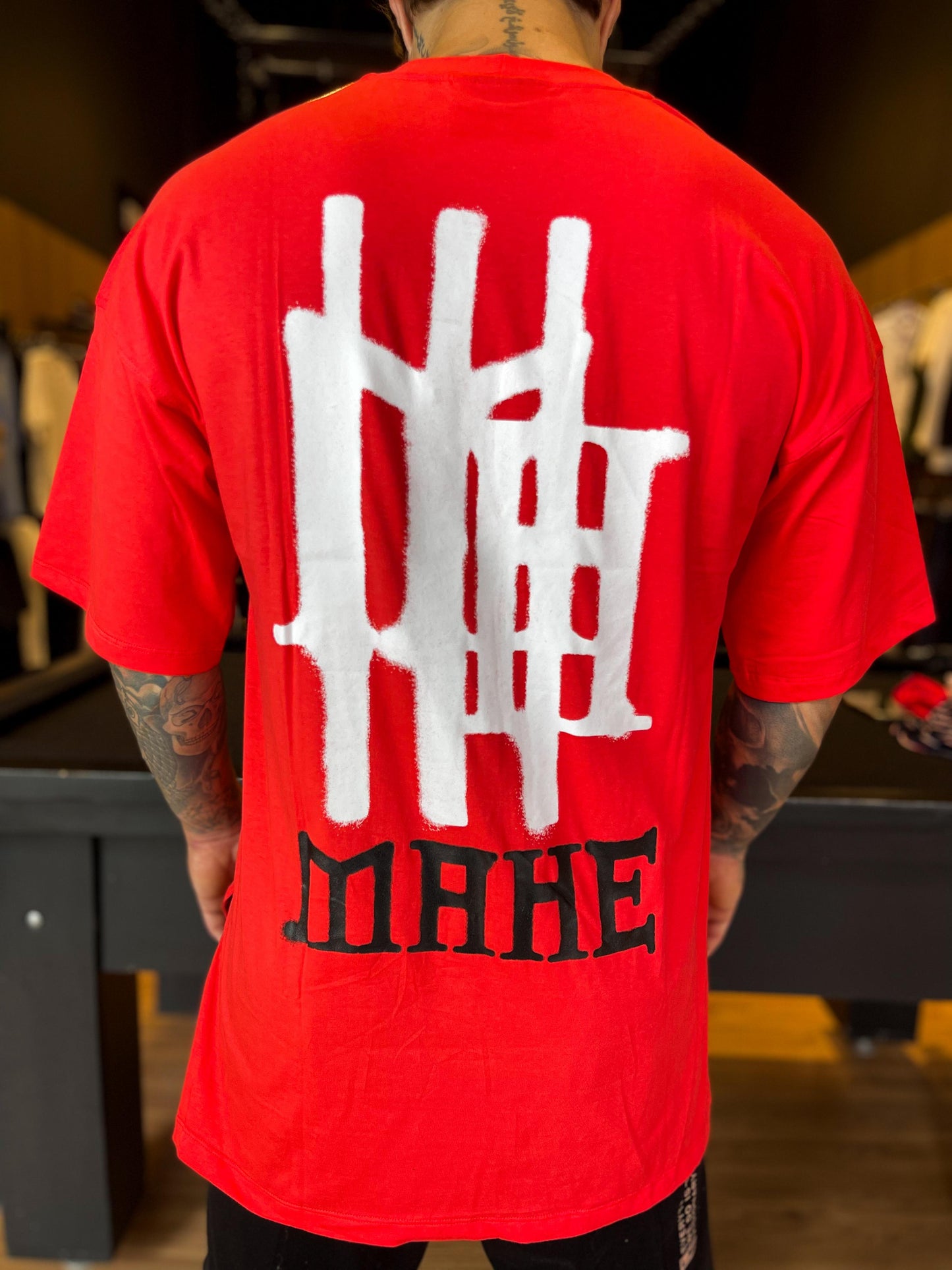 camiseta mahe oversize red spray paint