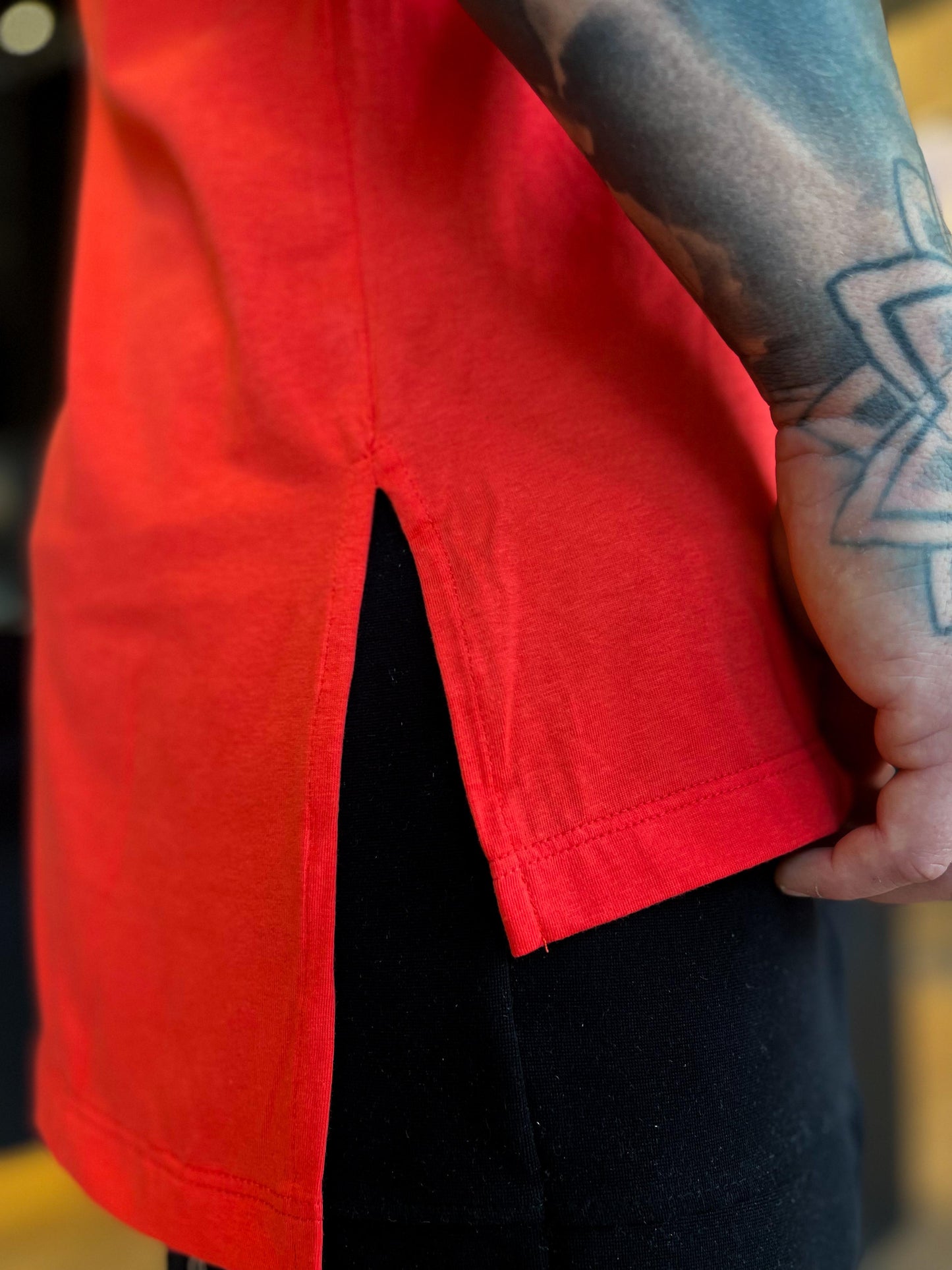 camiseta mahe oversize red spray paint