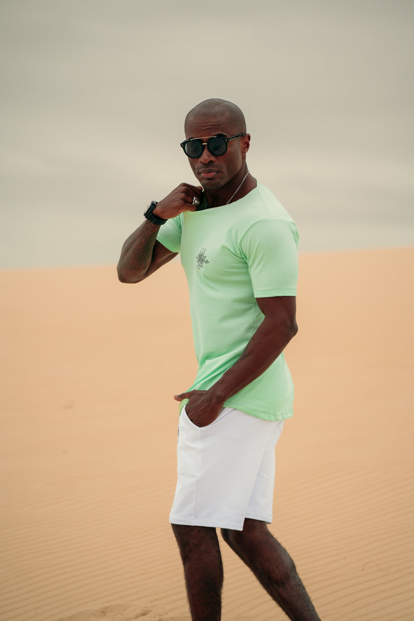 camiseta canelada mahe green script