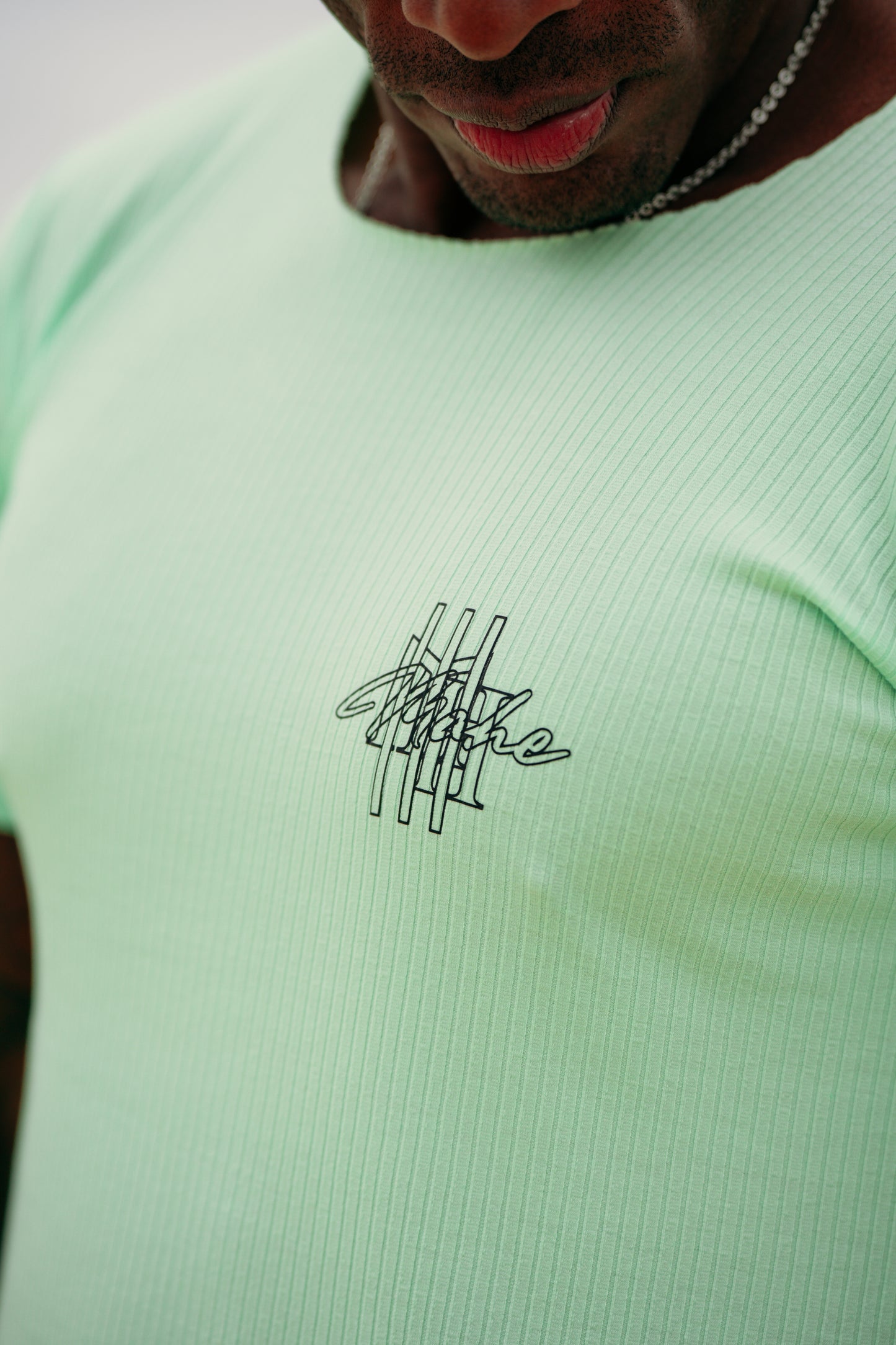 camiseta canelada mahe green script