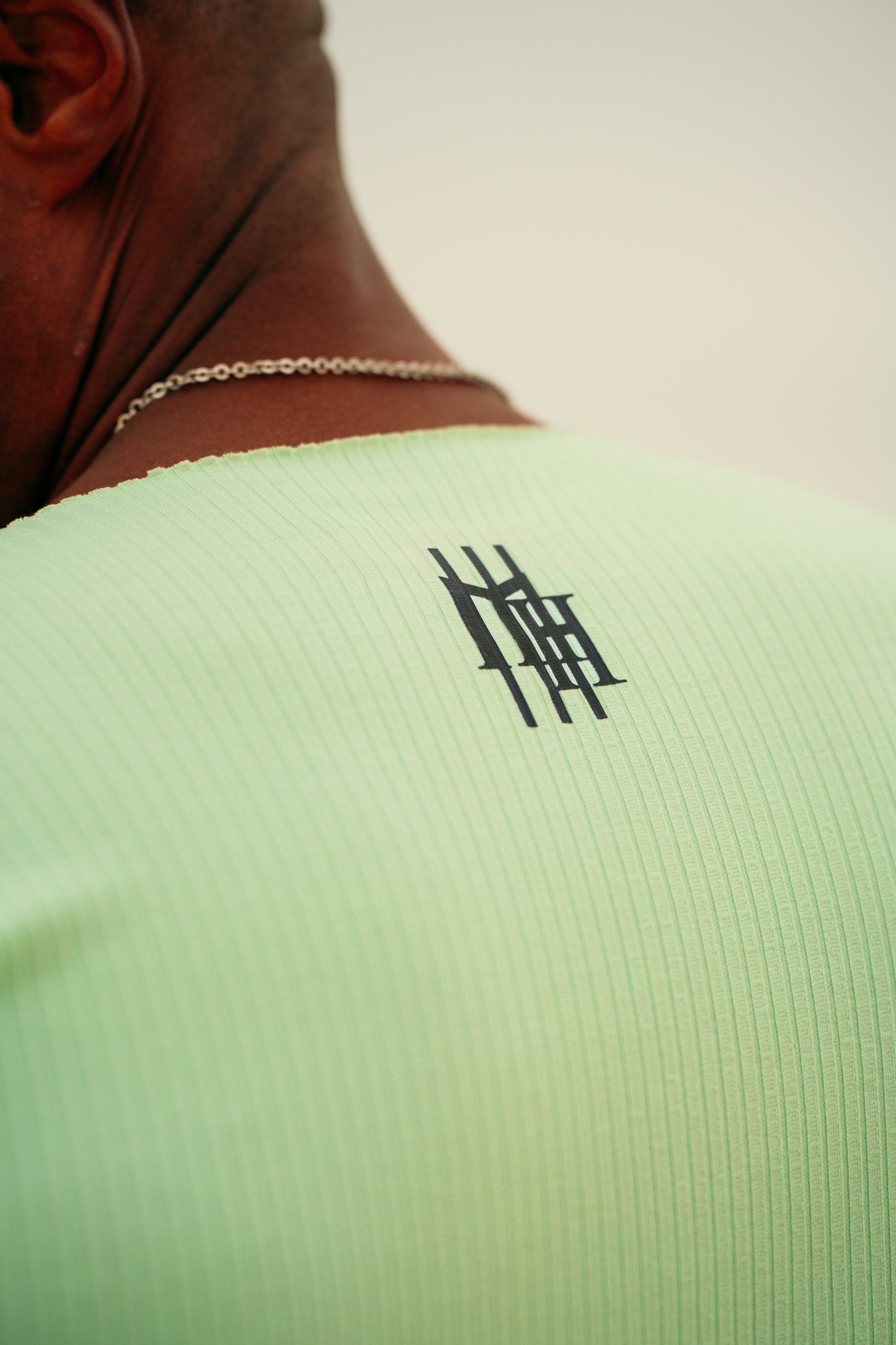 camiseta canelada mahe green script