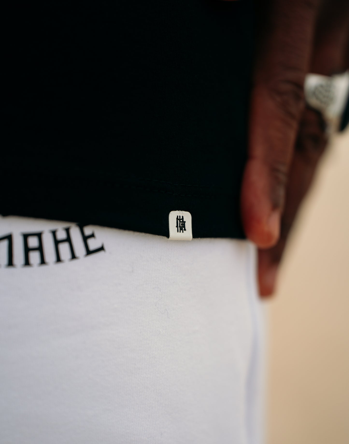 camiseta mahe black emblem