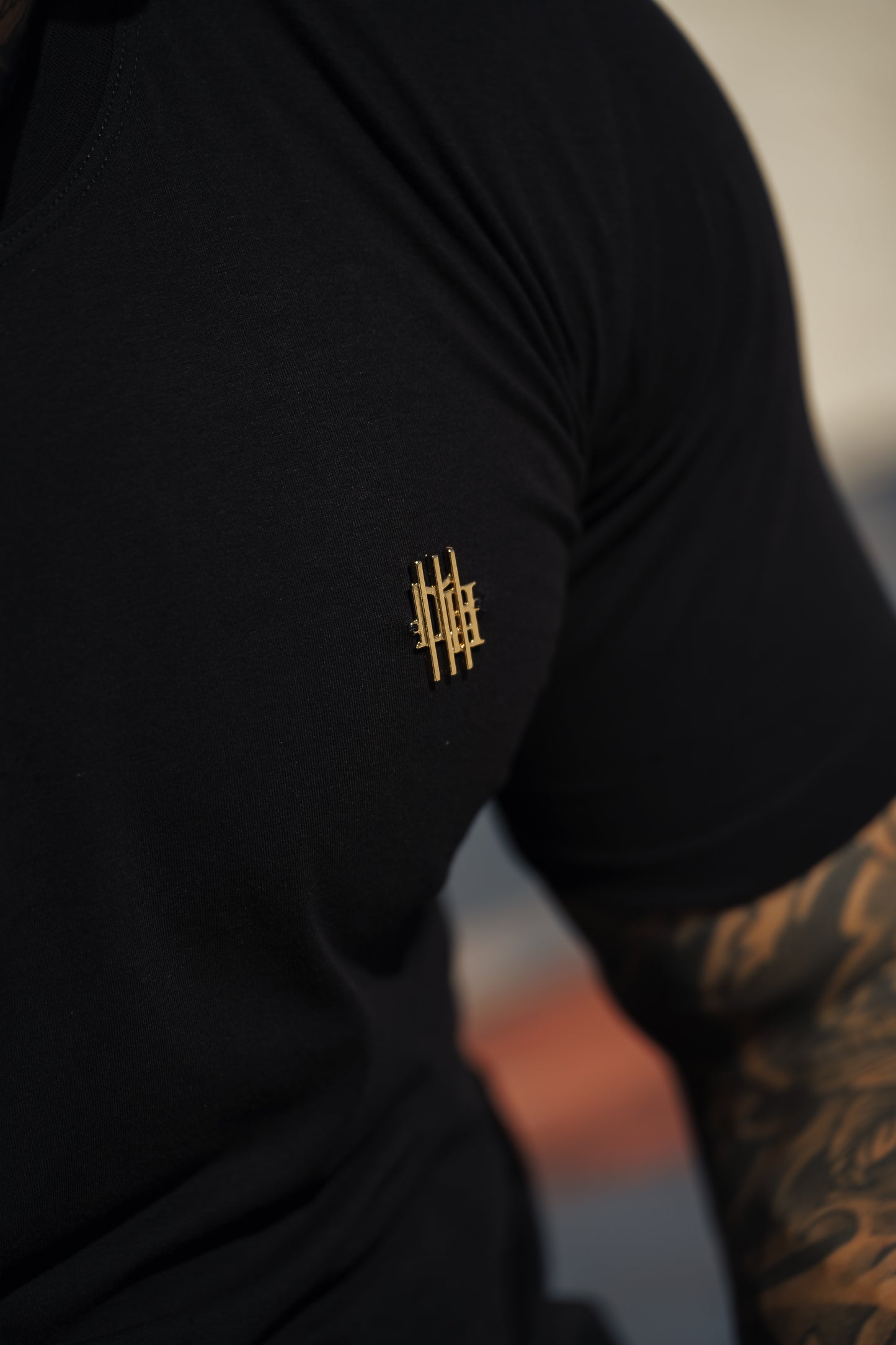 camiseta mahe black gold flash