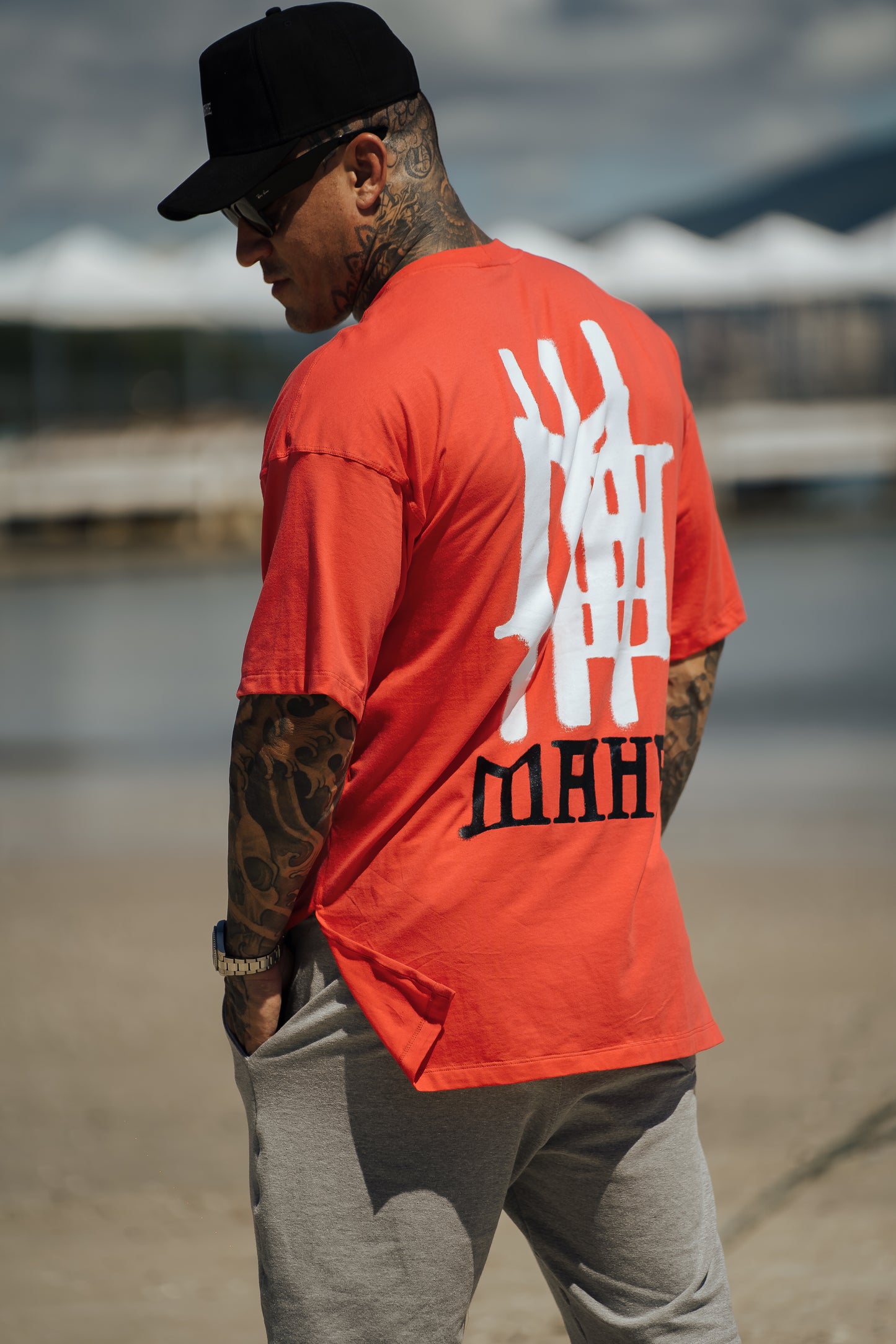 camiseta mahe oversize red spray paint