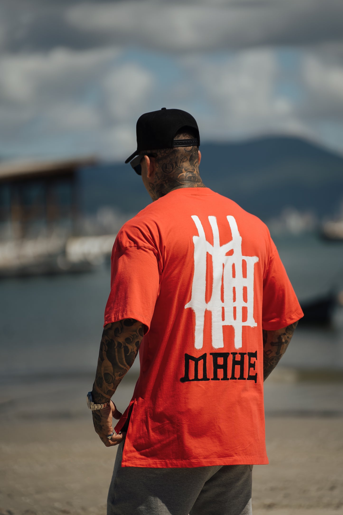 camiseta mahe oversize red spray paint