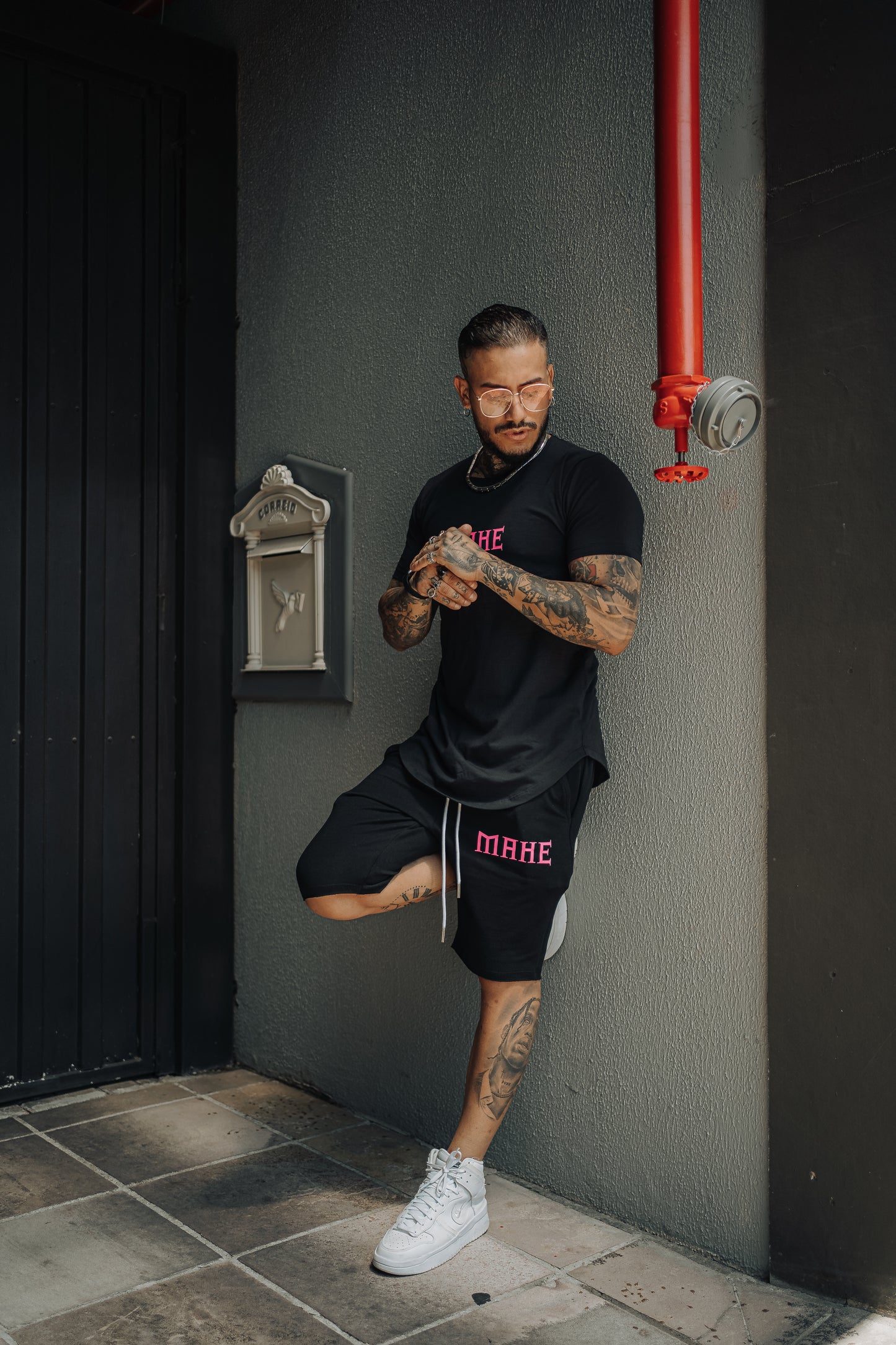 camiseta mahe black pink