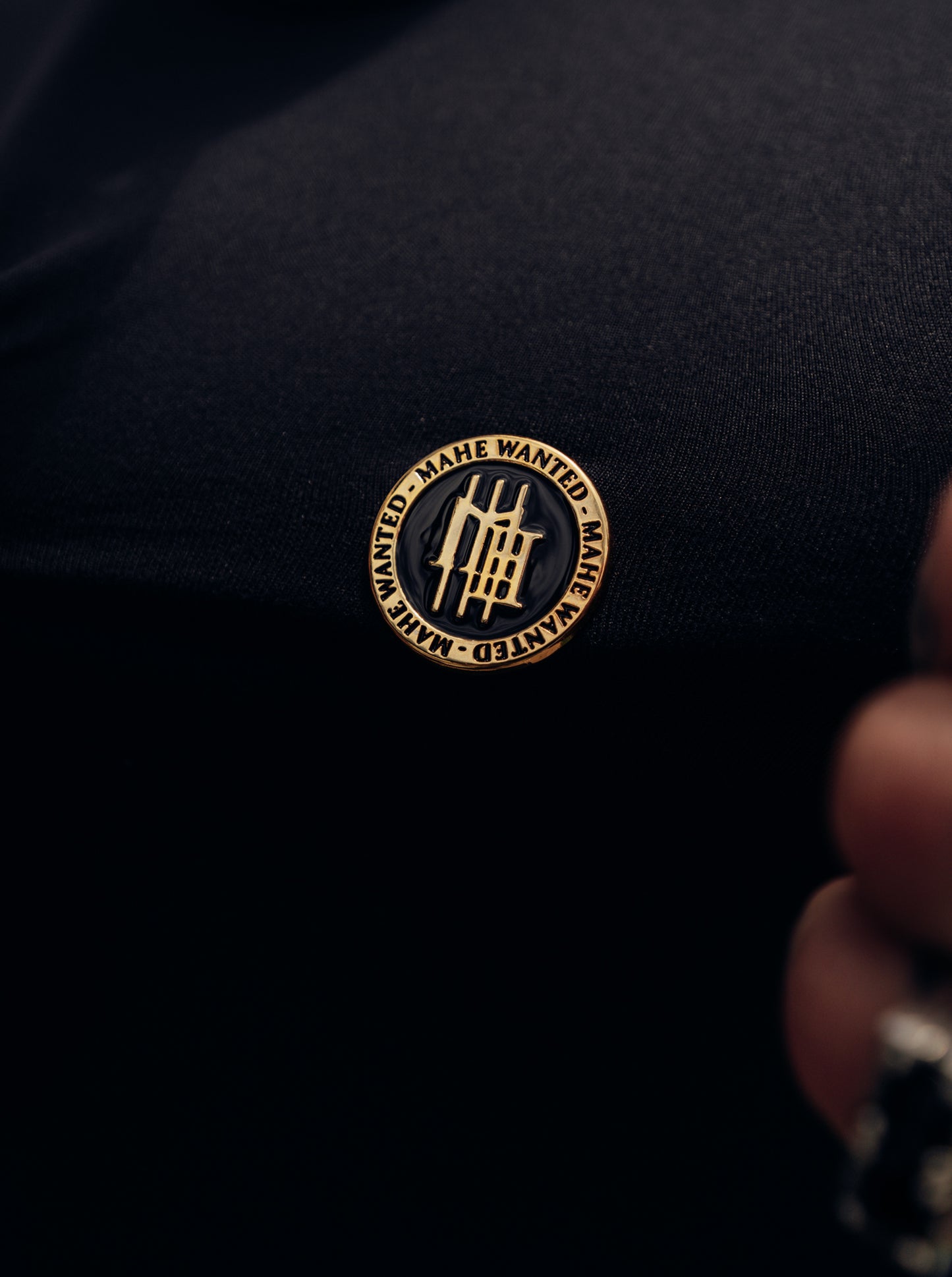 camiseta mahe gold button