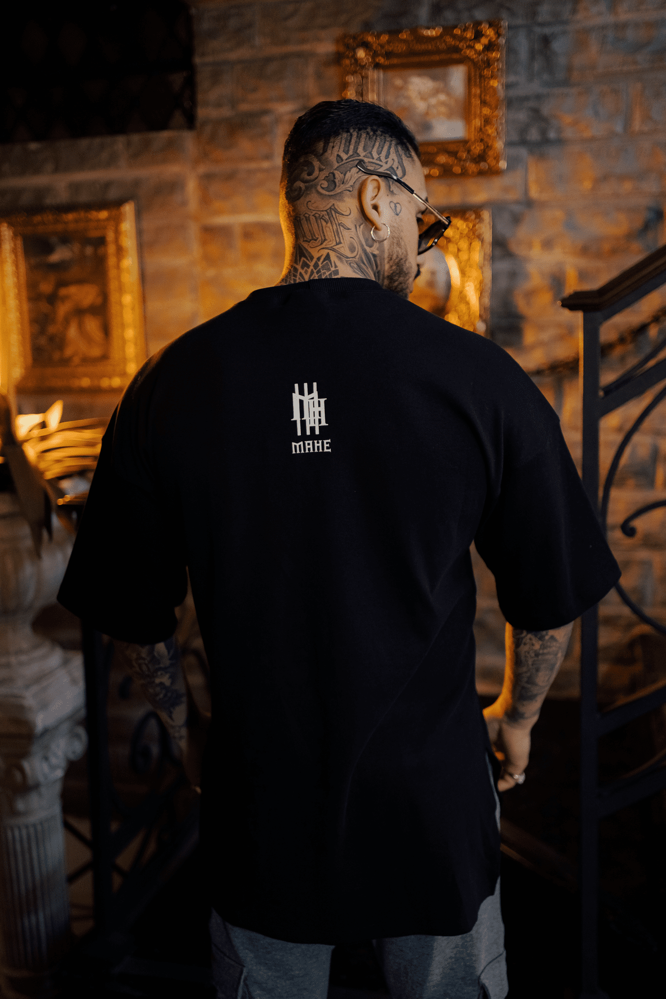 camiseta over black