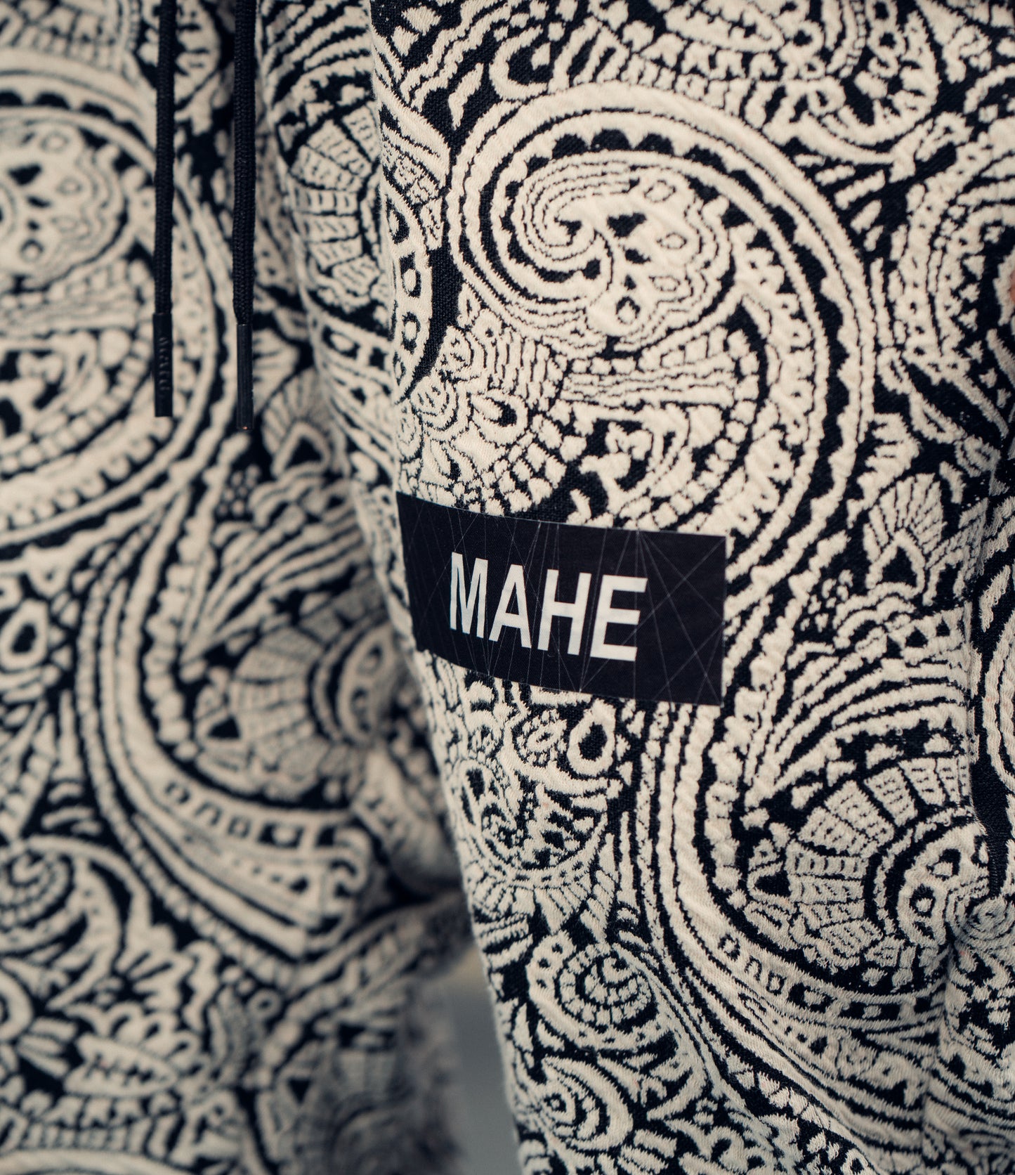 calça mahe black covenant